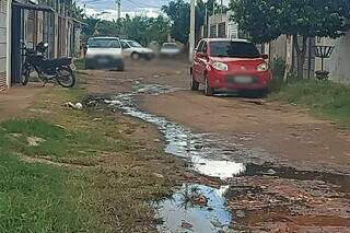 Rua Capistrano de Abreu está desnivelada e esburacada, segundo relato. (Foto: Direto das Ruas)
