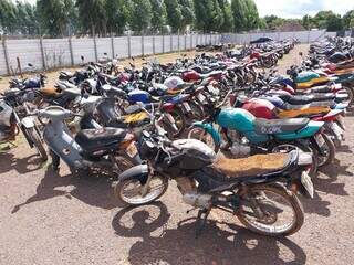 Motocicletas em pátio do departamento de trânsito. (Foto: Reprodução/Detran-MS)