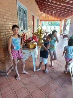 Crianças durante a caçada aos ovos de Páscoa. (Foto: Camila Mortari)