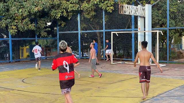 Após pausa de anos, futebol trans volta a acontecer na Praça das Araras