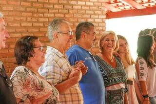 Oração antecipa o almoço de Páscoa da família. (Foto: Henrique Kawaminami)