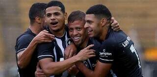 Jogadores comemoram vitória neste domingo (9). (Foto: Reprodução/Assessoria de Comunicação do Botafogo)