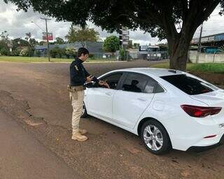 Condutor e agente da PRF (Polícia Rodoviária Federal) durante fiscalização em rodovia de MS (Foto: Divulgação/PRF)