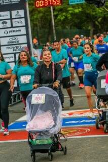 Laura fez trajeto empurrado o carro da filha de 3 meses. (Foto: Arquivo pessoal)