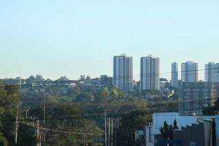 Amanhecer com céu claro na região da Avenida Afonso Pena (Foto: Henrique Kawaminami) 