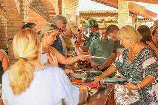 Na chácara, família aproveita o almoço de domingo. (Foto: Henrique Kawaminami)