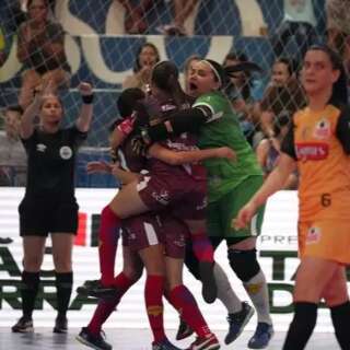 Jogando em casa, Serc/UCDB sofre revés na estreia da Liga Feminina de Futsal