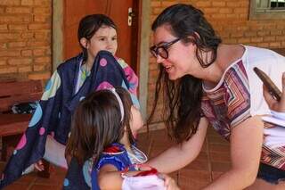 Ariane Mortaria com as filhas Catarina e Cora. (Foto: Henrique Kawaminami)