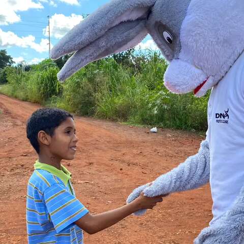 Entrega de ovos com &quot;coelho motoqueiro&quot; faz alegria da crian&ccedil;ada 