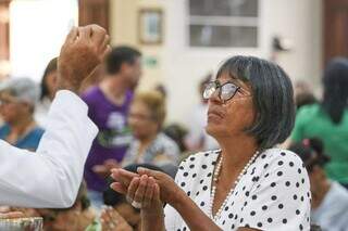 Com pandemia se afastando, igreja vai retomar comunh&atilde;o com h&oacute;stia e vinho