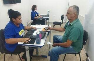 Aposentado faz atualização de dados para o censo em Nova Andradina (Foto: Divulgação/Governo MS)