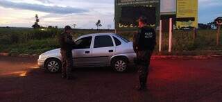 Policiais militares ambientais fazem fiscalização em Dourados (Foto: Divulgação/PMA)