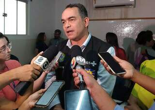 Secretário de Saúde Sandro Benites durante entrevista esta tarde. (Foto: Gabriel de Matos)
