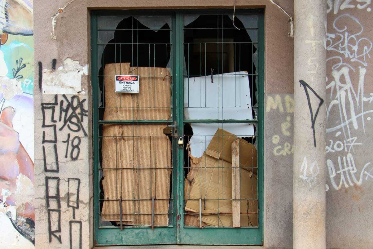 Prédio evoca passado da Calógeras que já teve vida e acaba aos