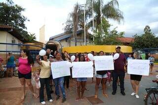 Mães e pais em frente à escola cobrando providências. (Foto: Alex Machado)