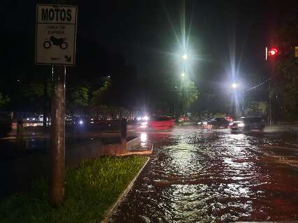 Chuva forte deixa avenida alagada e bairro sem luz nesta segunda