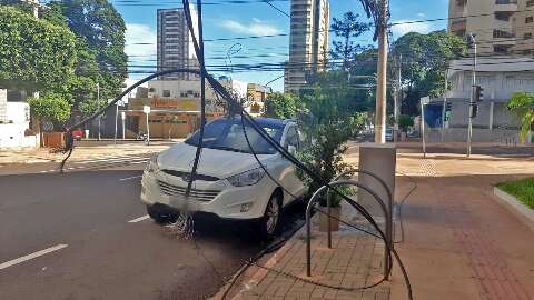 Ônibus arrebenta fios e deixa casas sem energia na região central