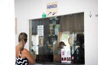 Paciente procurando remédio em farmácia de posto de saúde (Foto: Henrique Kawaminami)