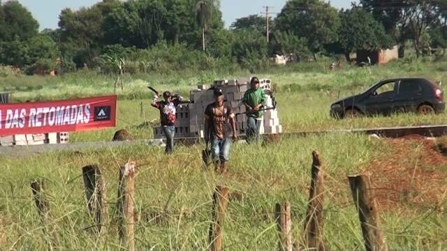 Ind&iacute;genas voltam a invadir &aacute;rea de condom&iacute;nio de luxo 2 dias ap&oacute;s a&ccedil;&atilde;o da PM