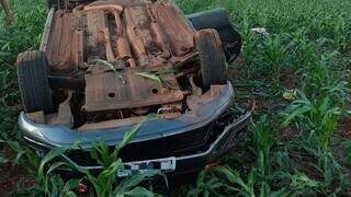 Carro capotado às margens de estrada na tarde deste domingo. (Foto: A Gazeta News)