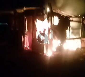 Barraco de indígena preso por invasão em terreno de construtora é queimado