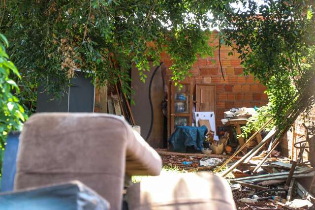 Mulher que teve casa queimada diz que saiu com os filhos antes do resgate 