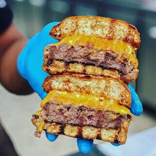 Restaurante também trabalha com hambúrgueres na parrilla. (Foto: Reprodução Instagram)