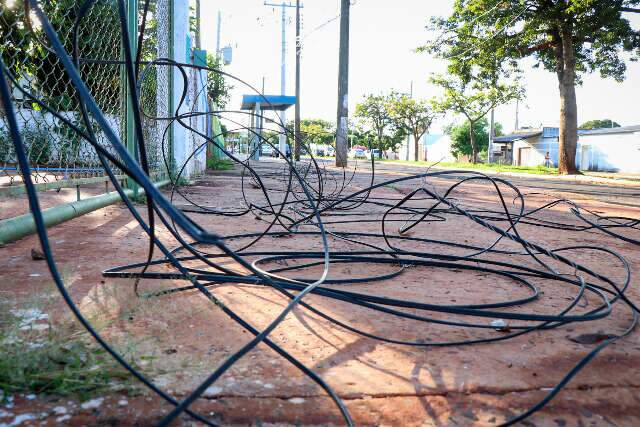 H&aacute; 4 anos, lei municipal prev&ecirc; multar empresa que deixa fios soltos pela cidade