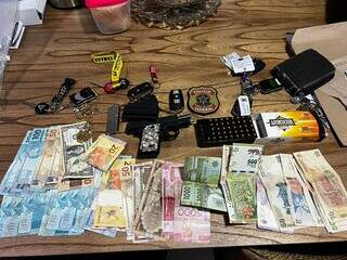 Dinheiro, pistola e munições apreendidos durante as buscas (Foto: Divulgação)