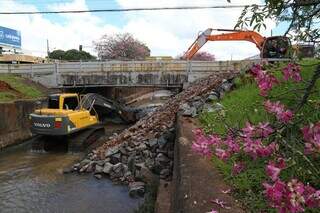 Maquinário trabalha na ponte da Avenida Fernando Corrêa da Costa. (Foto: Reprodução/Sisep)