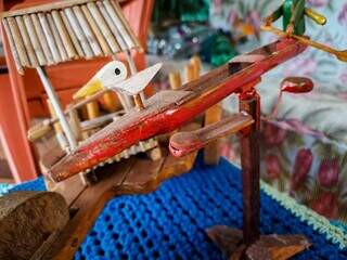 Canoa com ave na ponta foi uma das criações do aposentado. (Foto: Aletheya Alves)
