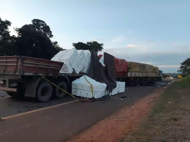 Engavetamento mata motorista de carreta na BR-158