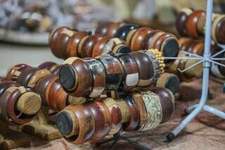 Pulseiras feitas em madeira estavam guardadas com outros acessórios. (Foto: Marcos Maluf)