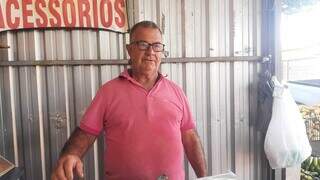 Ivan Aparecido, vendedor de hortaliça, quase ficou enroscado em um fio solto (Foto: Idaicy Solano)