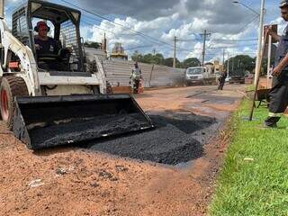 Funcionários efetuam serviço de tapa-buracos em rua no Centro Oeste. (Foto: Reprodução/Sisep)