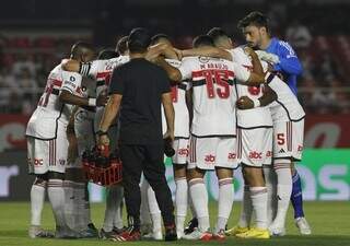 Jogadores do São Paulo durante intervalo da partida nesta terça-feira (11). (Foto: Rubens Chiri/SPFC)