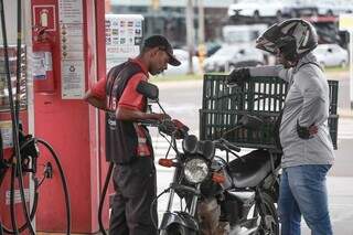 Frentista abastecendo motocicleta em posto de combustível (Foto: Marcos Maluf)