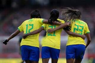 Equipe brasileira comemorando um dos gols da partida (Foto: Thais Magalhães/CBF)