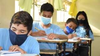 Alunos da Rede Municipal de Ensino de Campo Grande utilizando máscaras em sala de aula. (Foto: Divulgação)