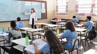 Professora e alunos da rede municipal usando máscaras em sala de aula no pós-pandemia. (Foto: Divulgação PMCG)