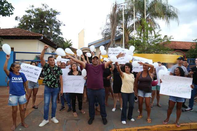 &ldquo;Protejam nossas escolas&rdquo; &eacute; apelo de pais em protestos ap&oacute;s onda de ataques fake