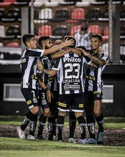 Jogadores comemoram gol marcado por Lucas Lima, durante a noite desta terça-feira (11). (Fotos: Raul Baretta/Santos FC)