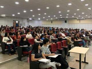 Estudantes durante aula preparatória na Cidade Universitária. (Foto: Reprodução/UFMS)