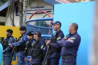 Guardas municipais em frente à escola municipal nas Moreninhas, na tarde de ontem (10). (Foto: Alex Machado)