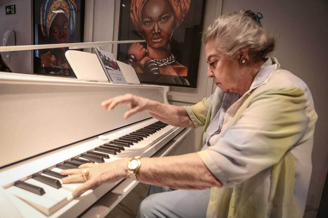 Aos 83 anos, Maria toca 950 músicas no piano sem qualquer partitura