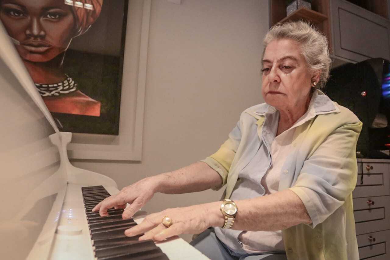 Aos 83 anos, Maria toca 950 músicas no piano sem qualquer partitura