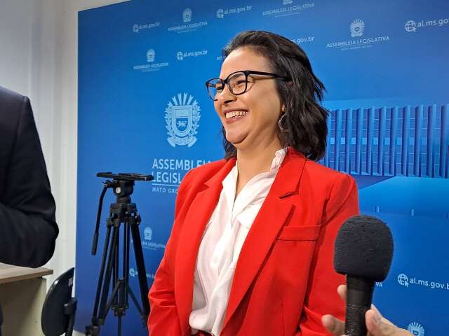 Com pautas feministas, professora toma posse na Assembleia Legislativa