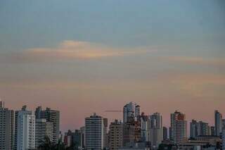 Céu com poucas nuvens nesta manhã em Campo Grande (Foto: Henrique Kawaminami)