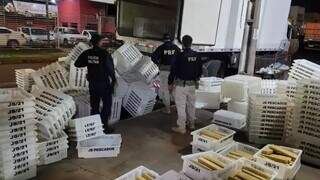 Policiais durante fiscalização que aprendeu carga estimada em R$ 698 mil em março. (Foto: Adilson Domingos)