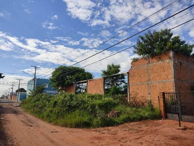 Terreno &eacute; tomado por lixo e matagal no Tijuca, reclama morador 